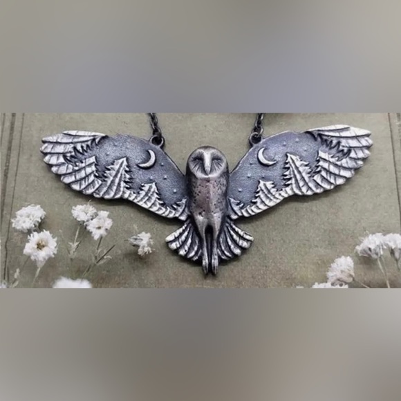 Jewelry - 🌟Host Pick🌟 Owl in Flight Necklace